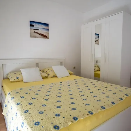 Apartment Mira Vir