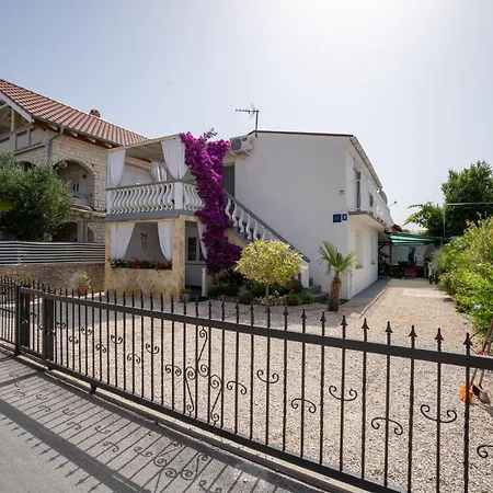 Apartment Mira Vir