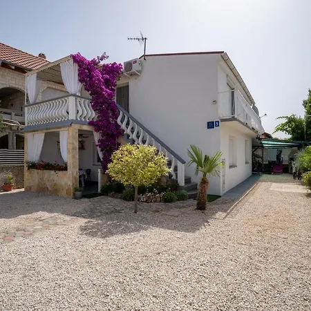 Apartment Mira Vir